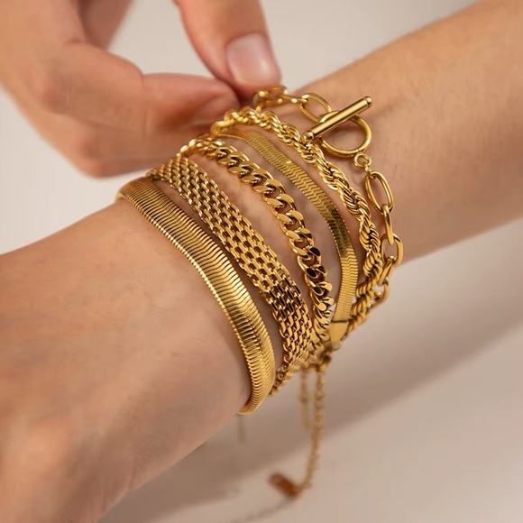 18K Gold Plated Mesh Bracelet - Picture 2 of 7